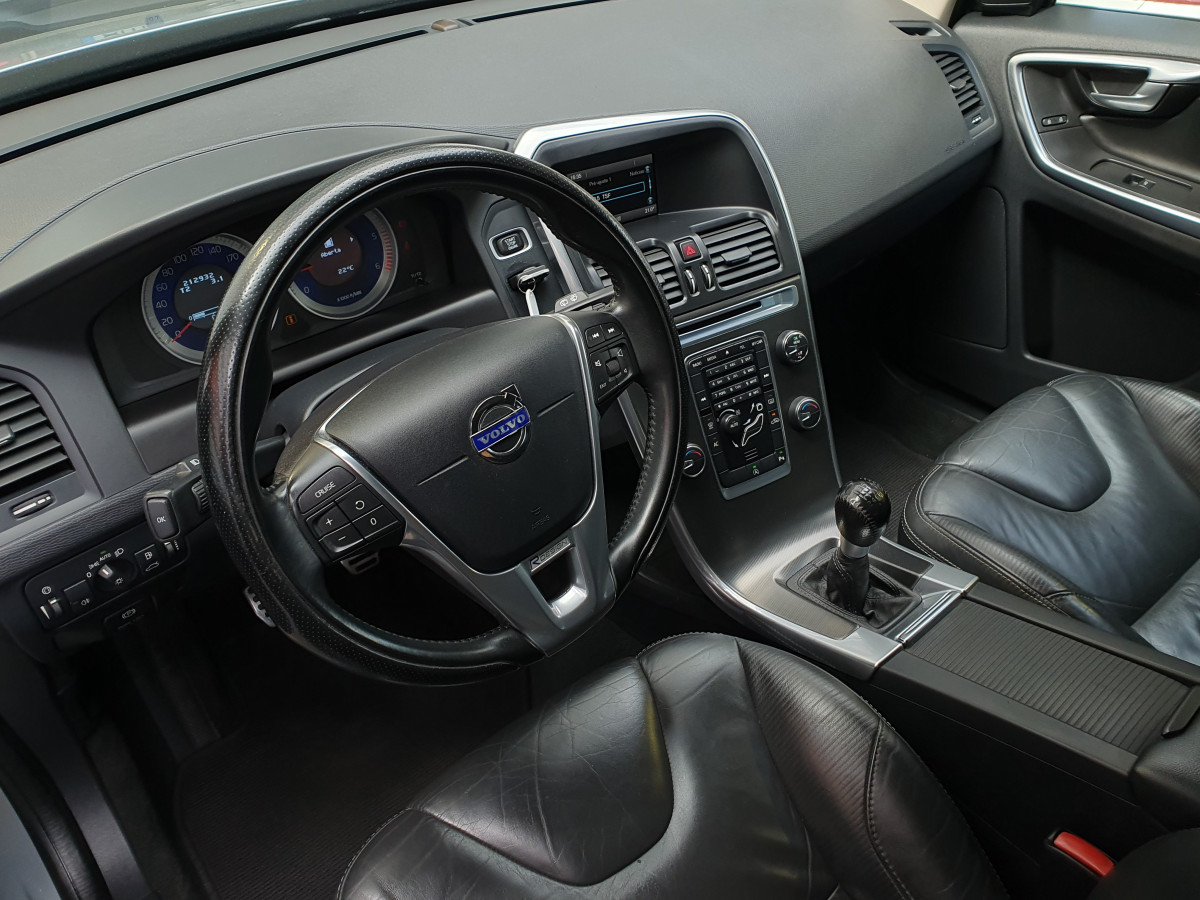 VOLVO XC60 2.0 D4 R-DESIGN