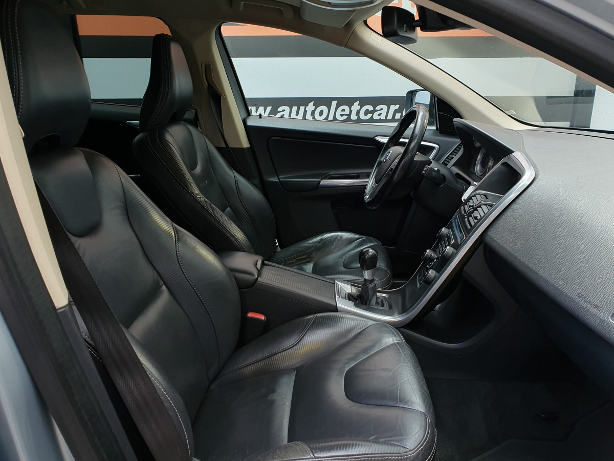 VOLVO XC60 2.0 D4 R-DESIGN