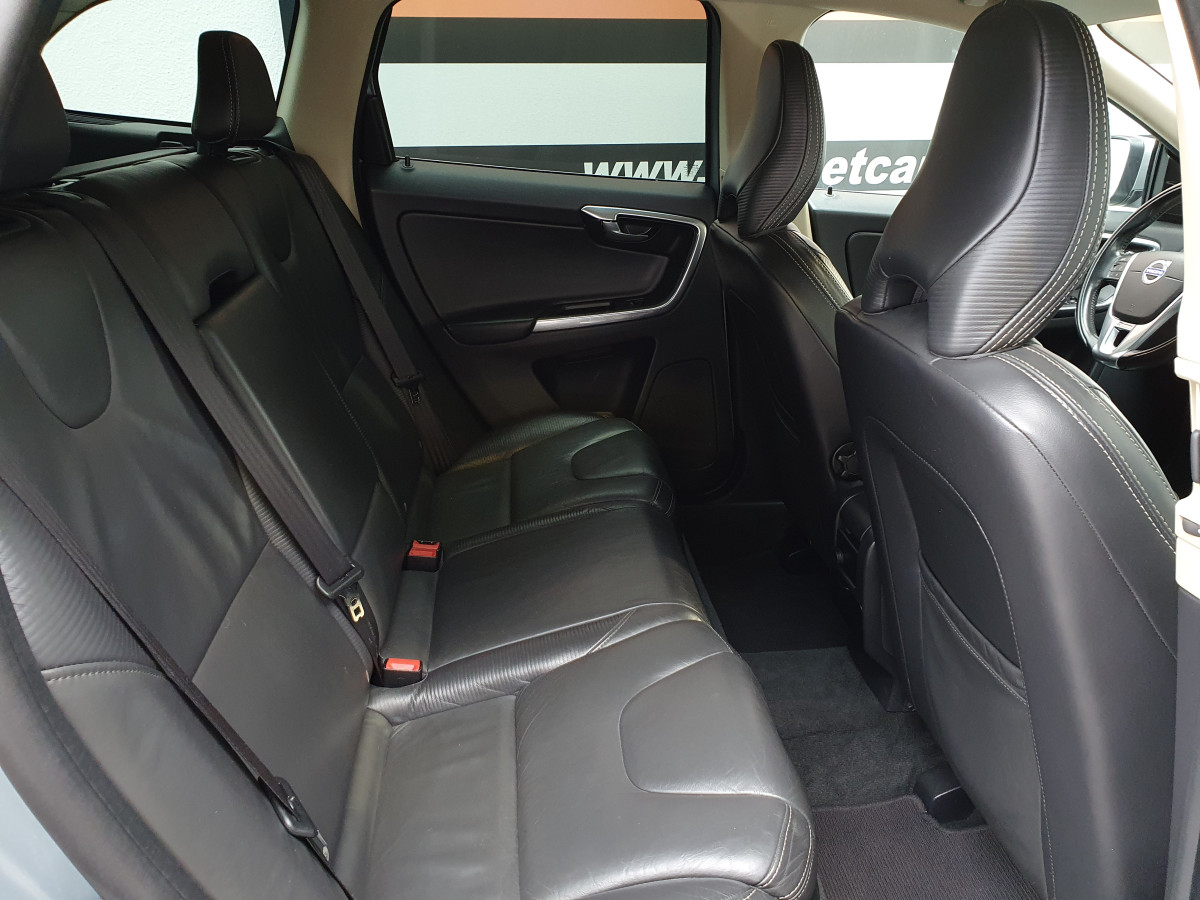 VOLVO XC60 2.0 D4 R-DESIGN