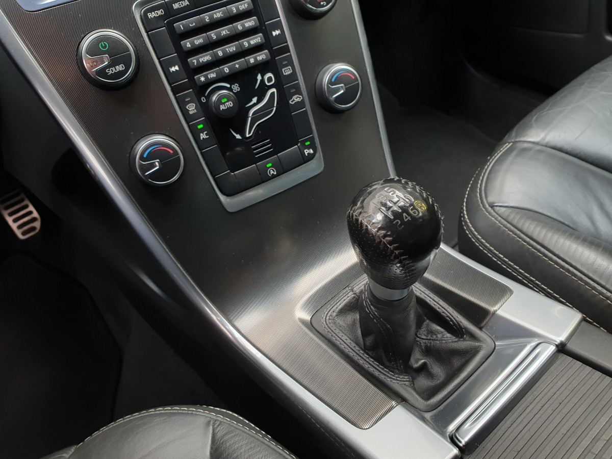 VOLVO XC60 2.0 D4 R-DESIGN