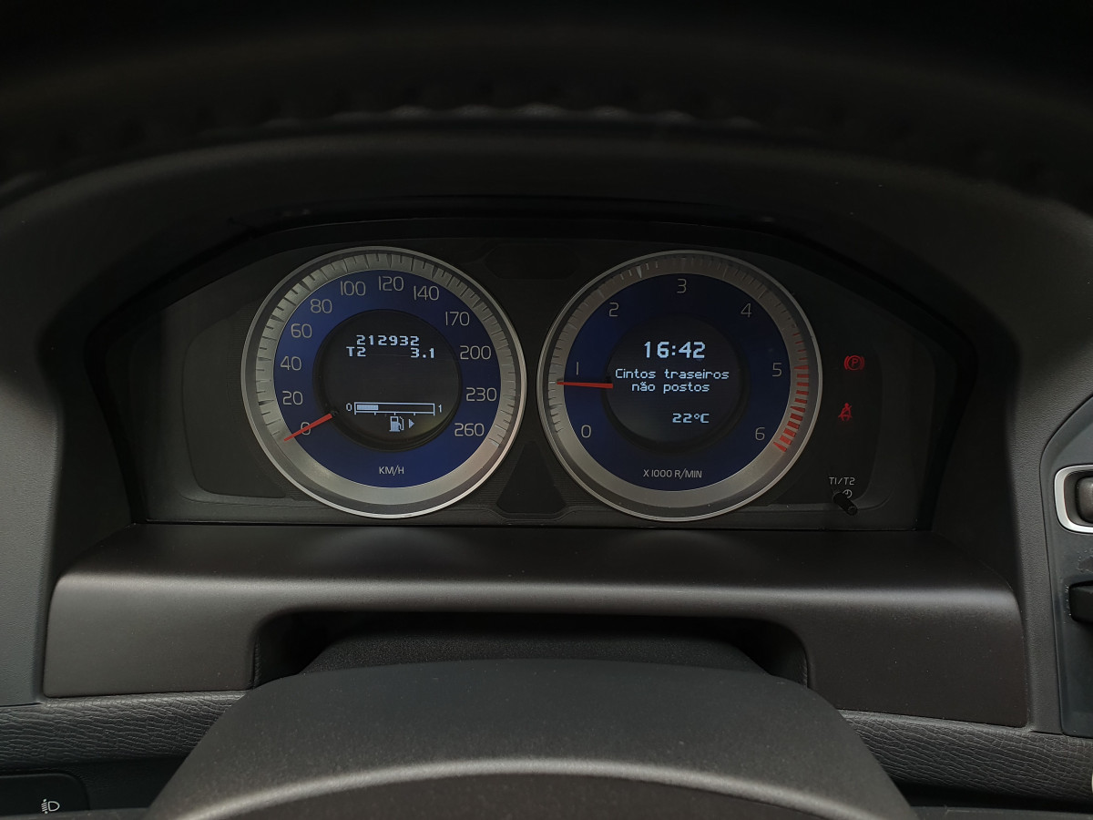 VOLVO XC60 2.0 D4 R-DESIGN