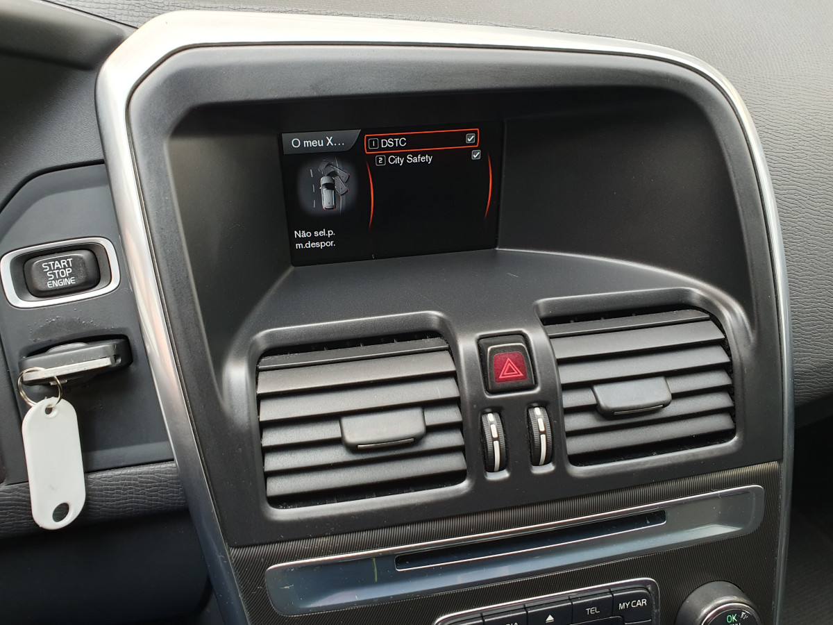 VOLVO XC60 2.0 D4 R-DESIGN