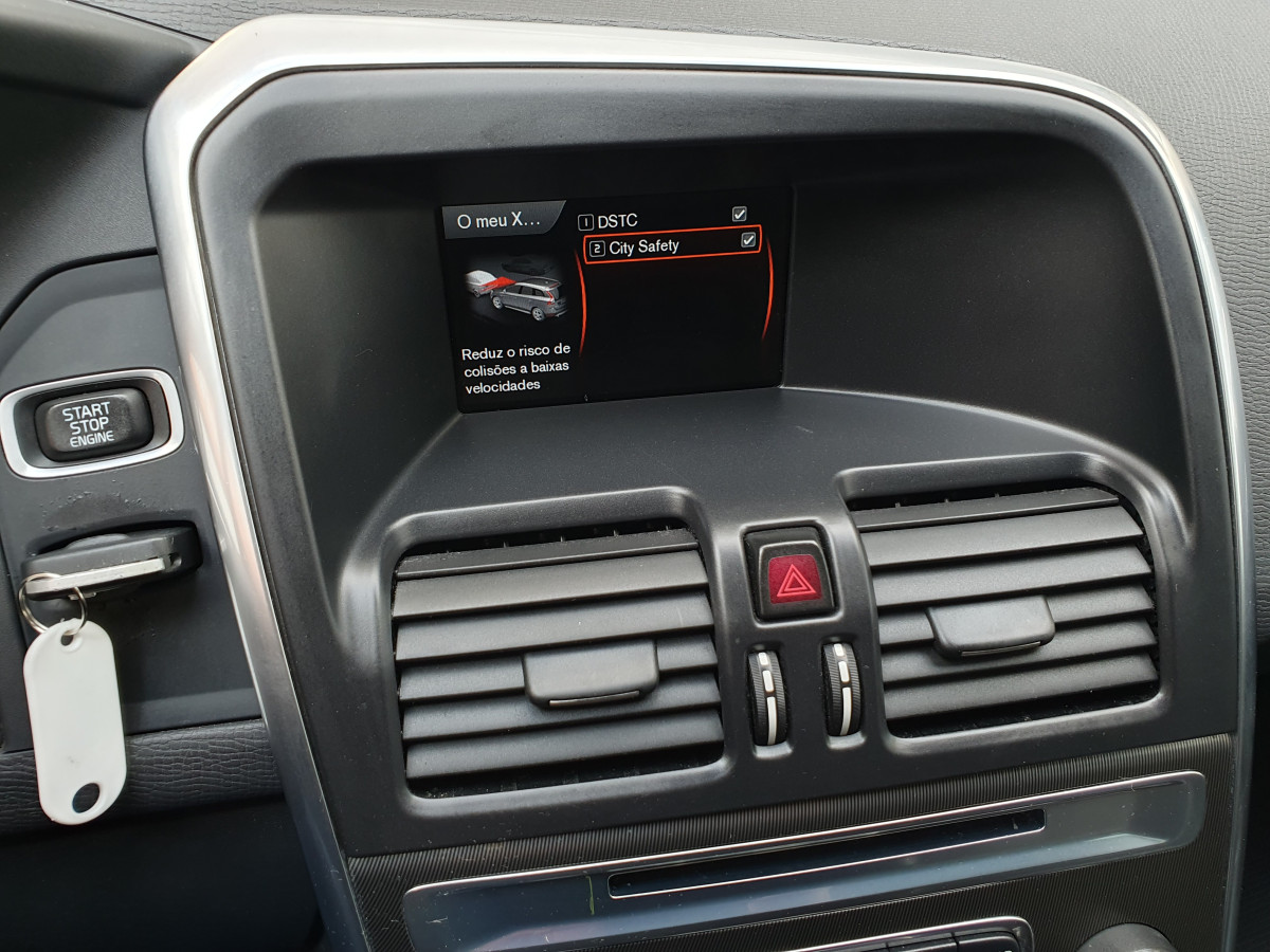 VOLVO XC60 2.0 D4 R-DESIGN