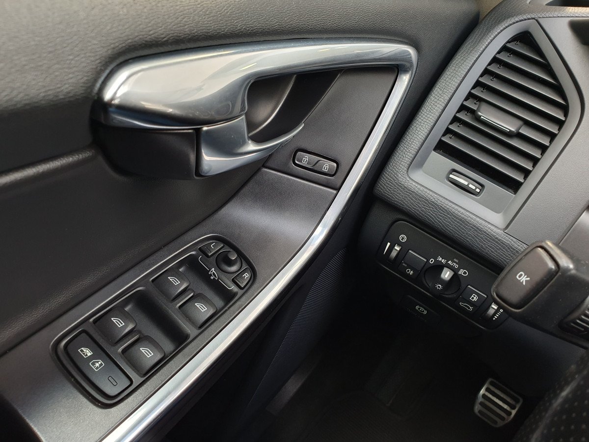 VOLVO XC60 2.0 D4 R-DESIGN