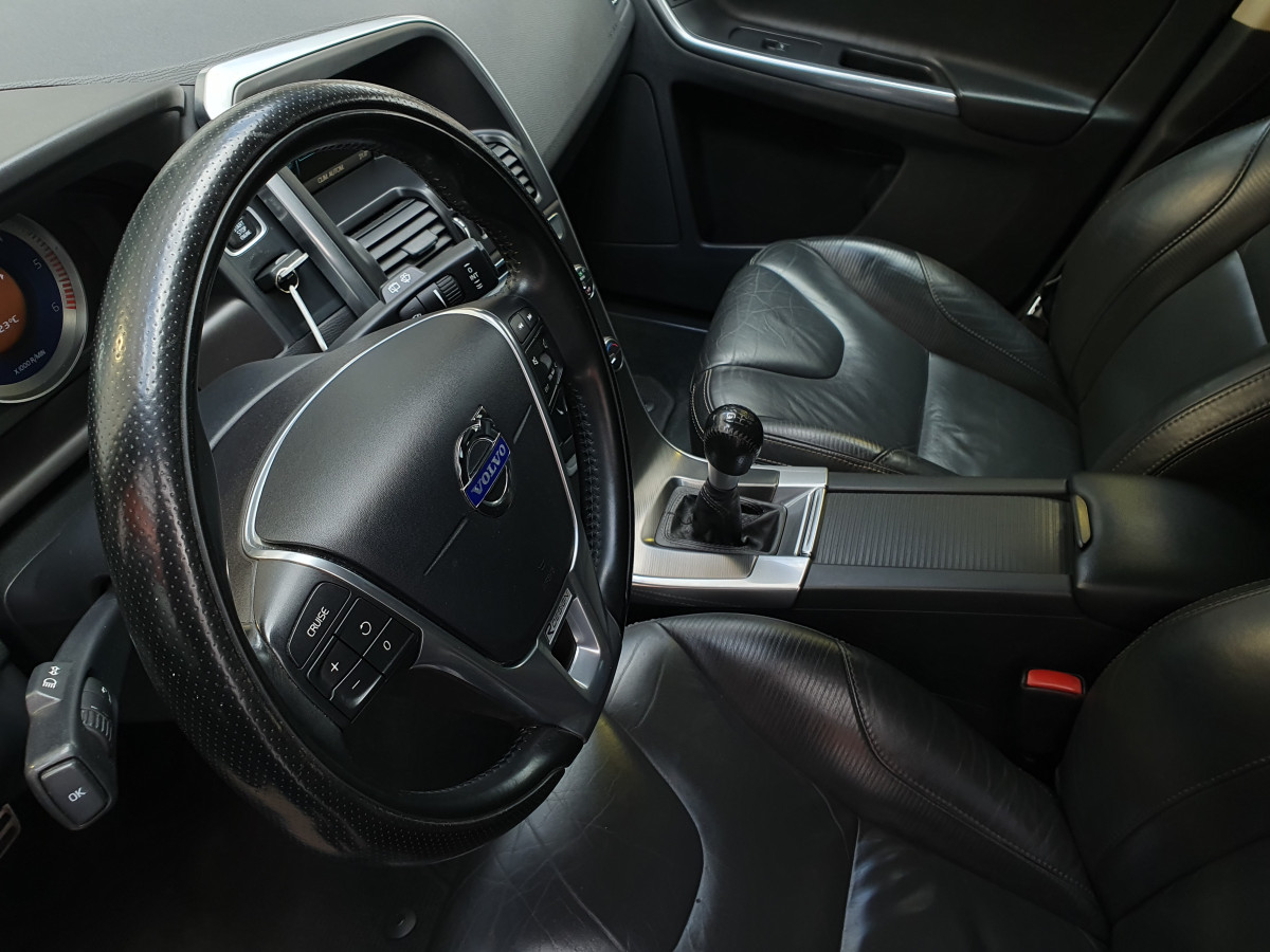 VOLVO XC60 2.0 D4 R-DESIGN