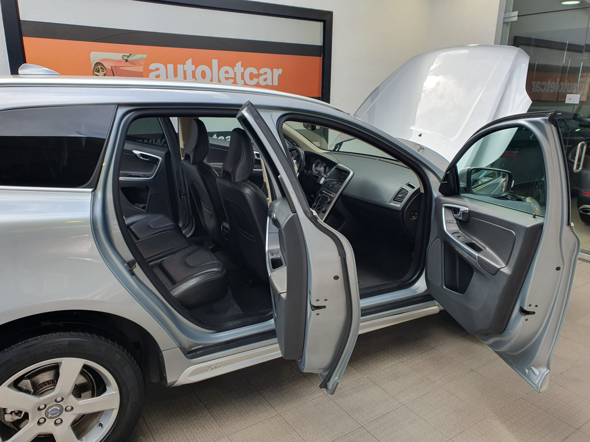 VOLVO XC60 2.0 D4 R-DESIGN