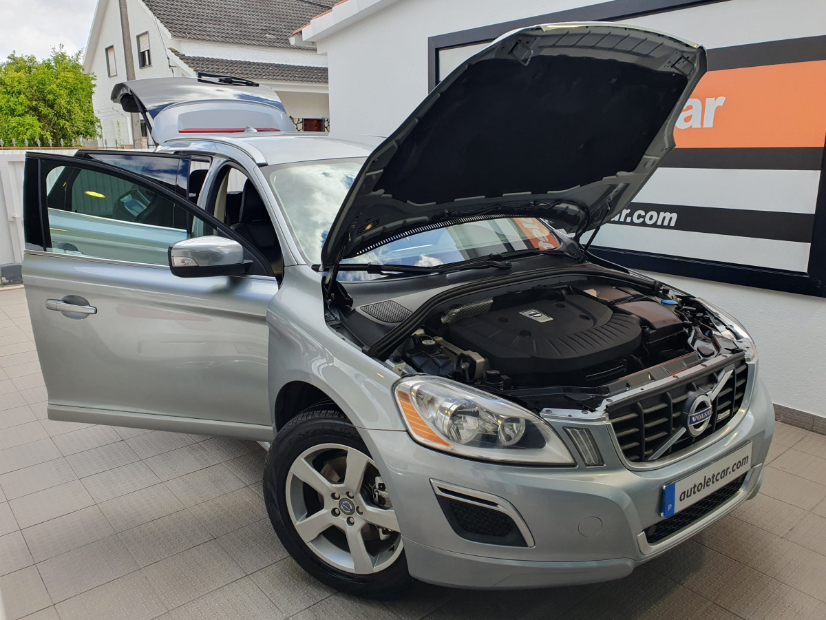 VOLVO XC60 2.0 D4 R-DESIGN