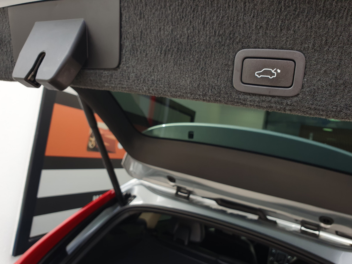 VOLVO XC60 2.0 D4 R-DESIGN