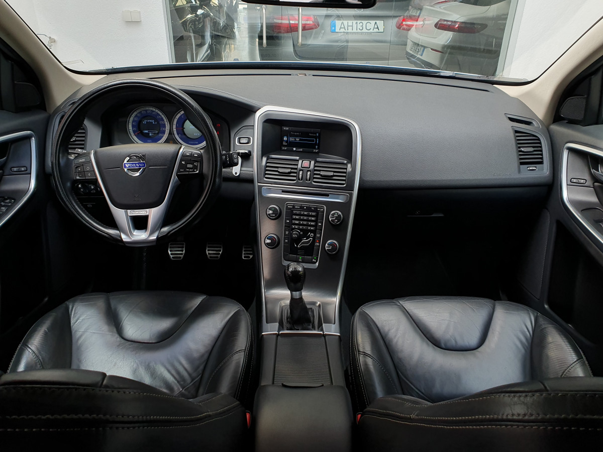 VOLVO XC60 2.0 D4 R-DESIGN