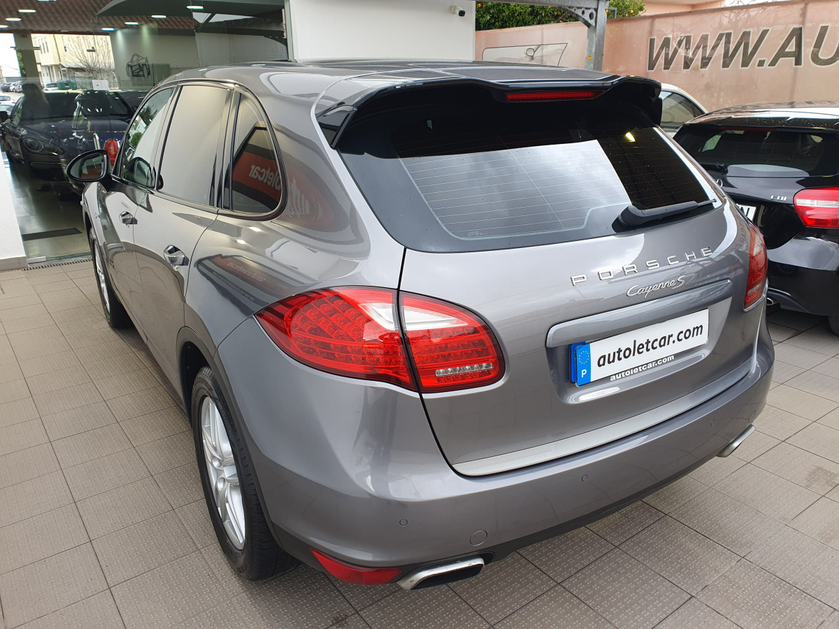 PORSCHE CAYENNE S HYBRID