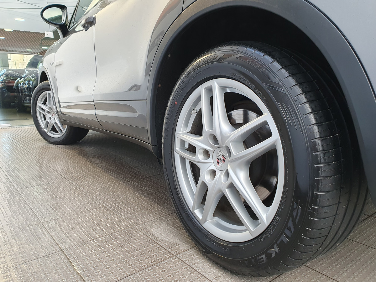 PORSCHE CAYENNE S HYBRID