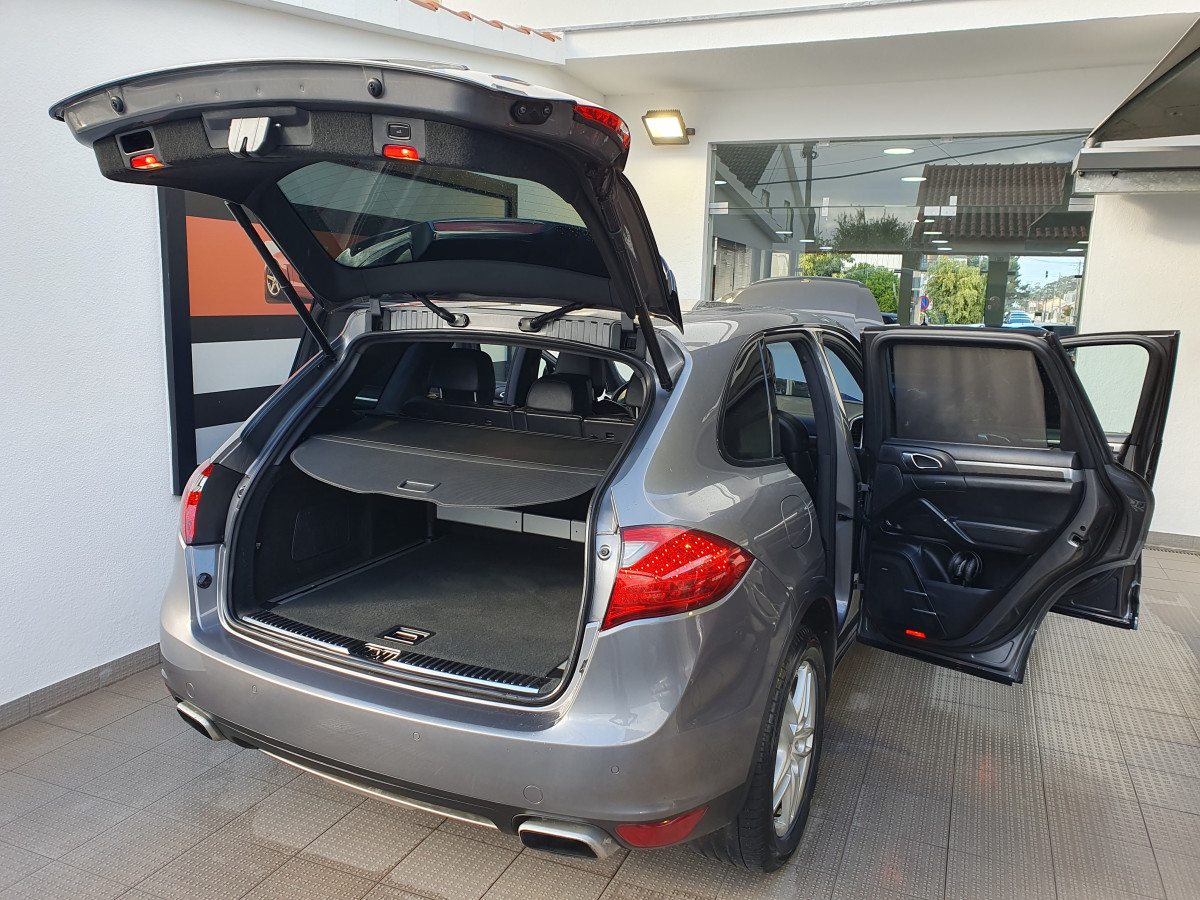 PORSCHE CAYENNE S HYBRID