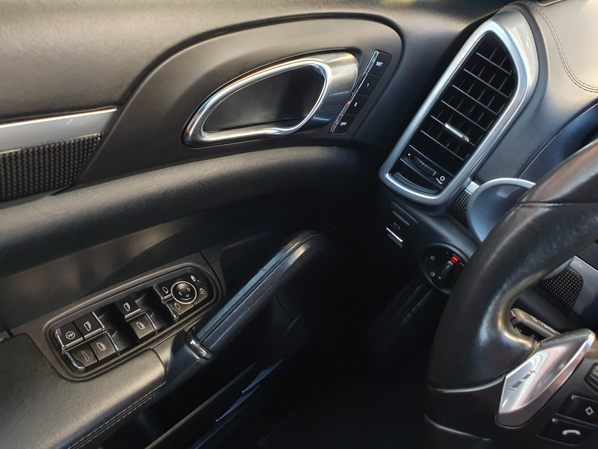 PORSCHE CAYENNE S HYBRID