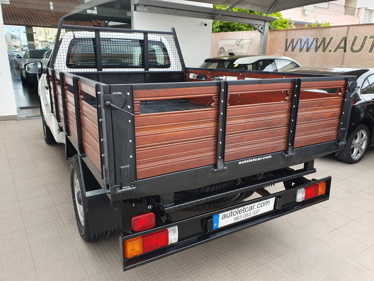 TOYOTA HILUX 2.4 D-4D 2WD