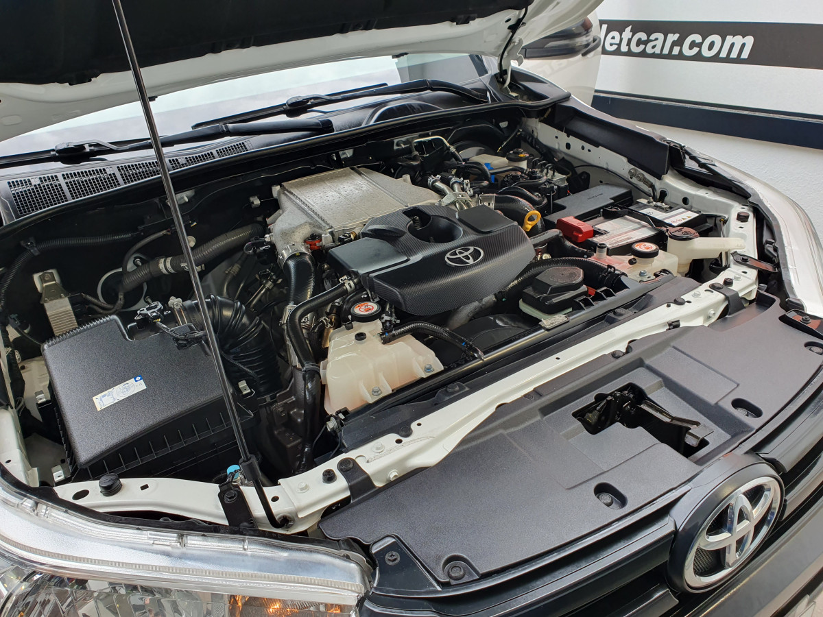 TOYOTA HILUX 2.4 D-4D 2WD