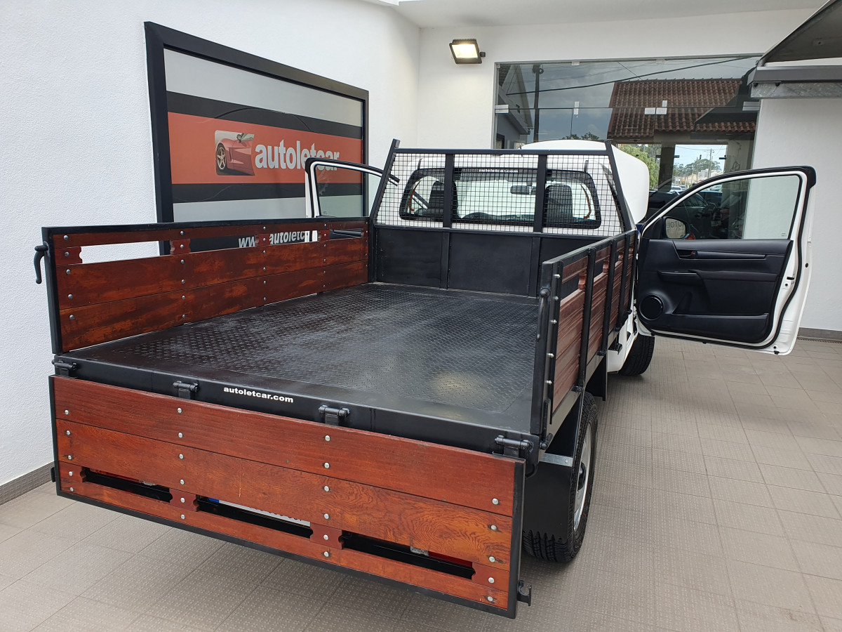 TOYOTA HILUX 2.4 D-4D 2WD