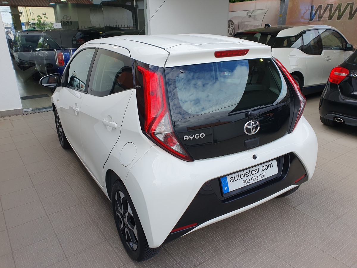 TOYOTA AYGO 1.0 X-PLAY X-TOUCH