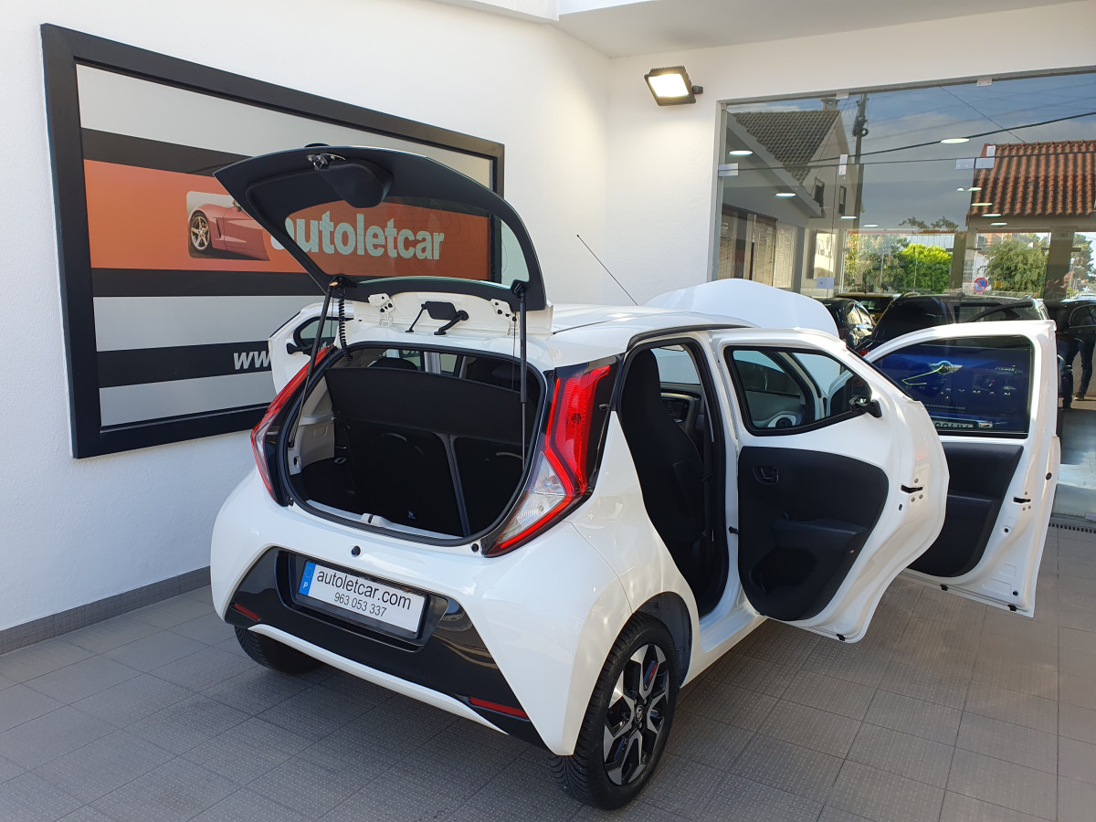 TOYOTA AYGO 1.0 X-PLAY X-TOUCH