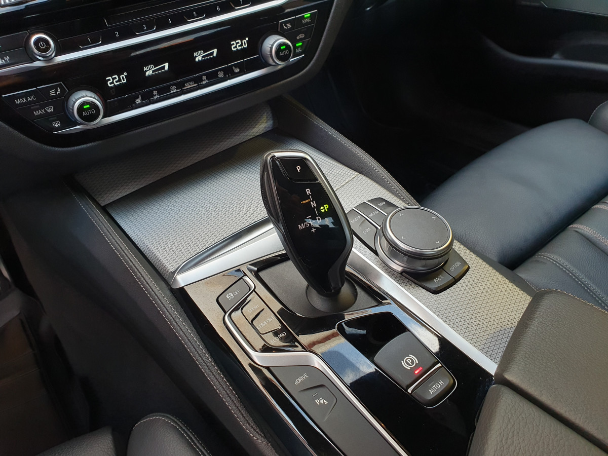 BMW 530 E IPERFOMANCE AUTO SDRIVE PACK M