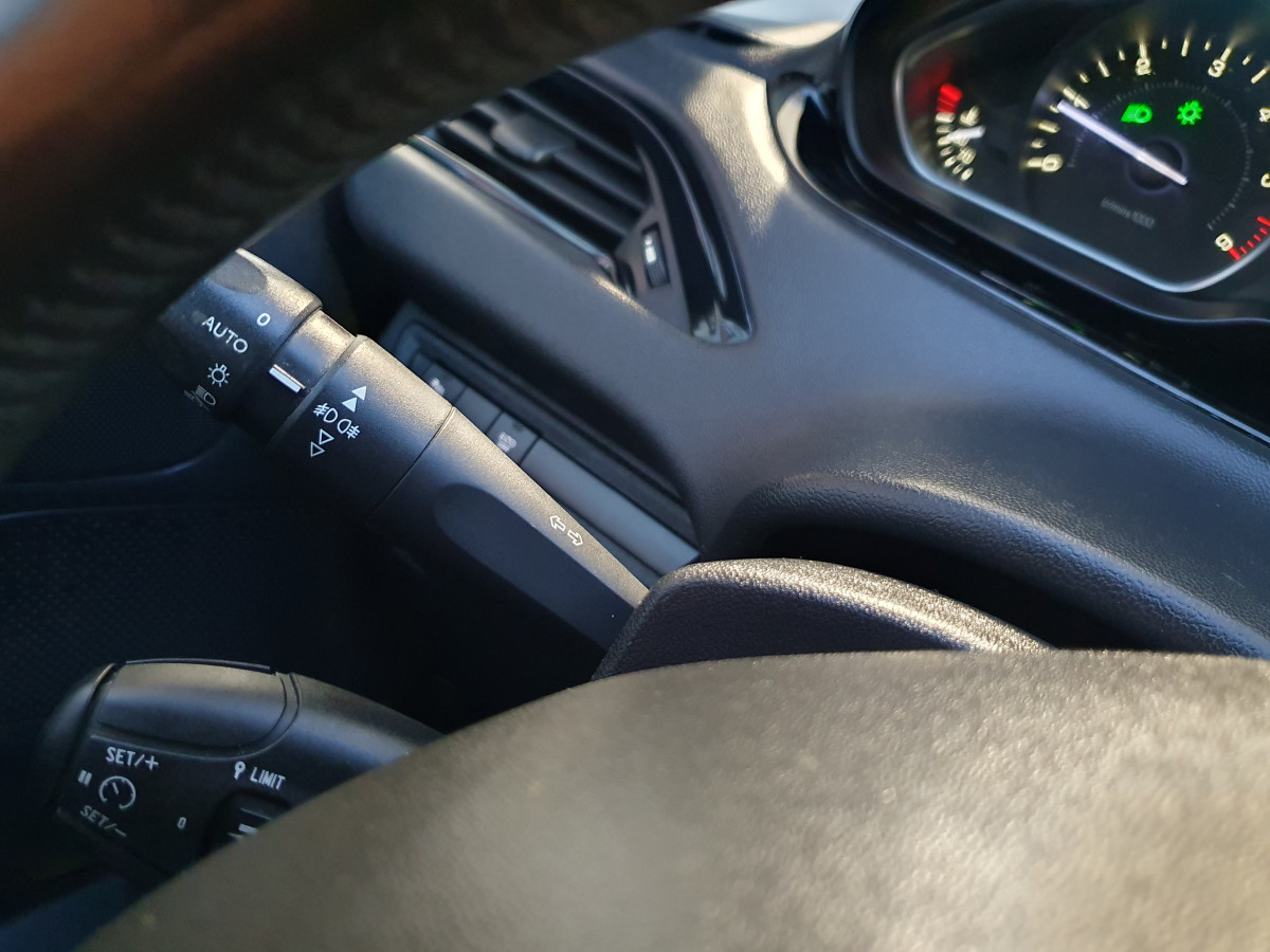 PEUGEOT 208 1.5 BLUEHDI SIGNATURE