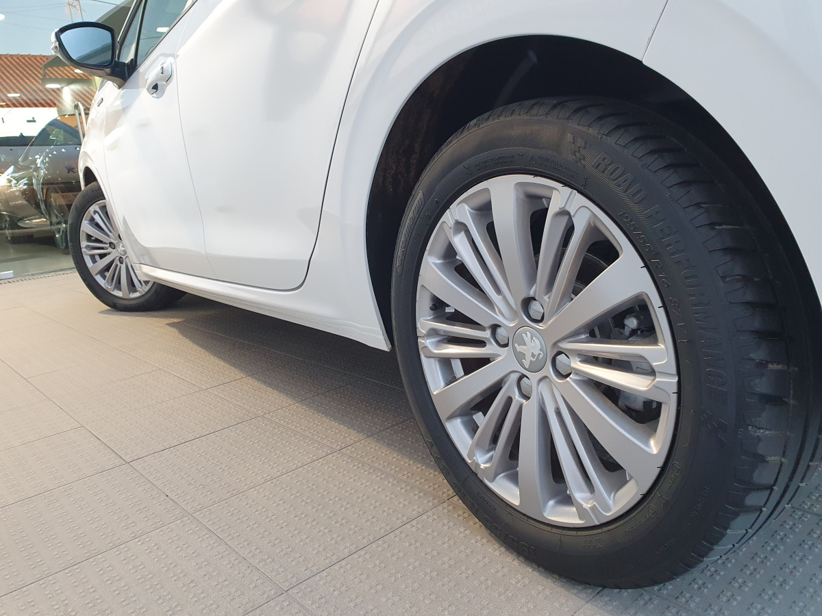 PEUGEOT 208 1.5 BLUEHDI SIGNATURE